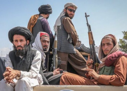 Talibanes matan a tres en Afganistán por poner música en una boda