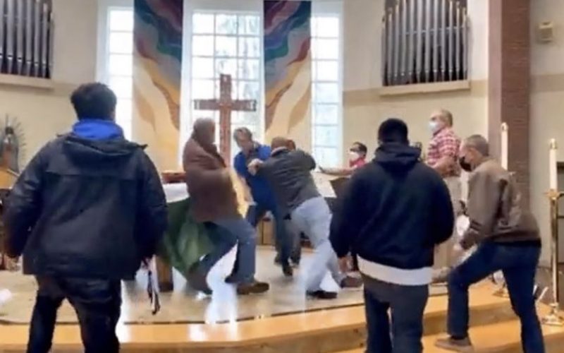 Video: Trifulca en plena iglesia EE.UU. cuando hombre quiso agredir sacerdote