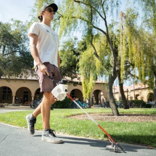 Crean bastón inteligente para invidentes capaz de aumentar en 18% velocidad de caminata de quien lo usa