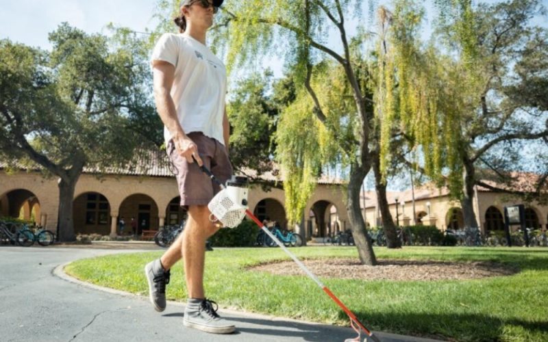 Crean bastón inteligente para invidentes capaz de aumentar en 18% velocidad de caminata de quien lo usa